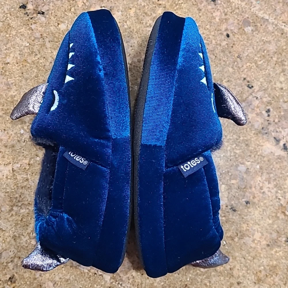 TOTES BLUE SLIPPERS MONSTER SHARK SIZE 11-12 NEW TODDLER BOY